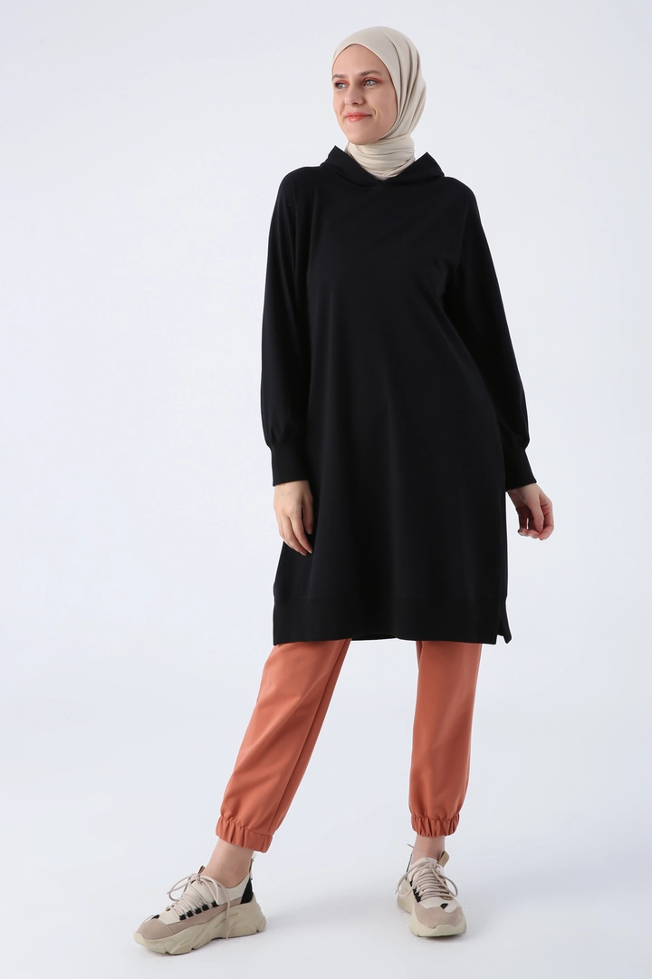 Bir model, Allday toptan giyim markasının ALL10846 - Cotton Hooded Raglan Sleeve Slit Single Jersey Tunic - Black toptan Tunik ürününü sergiliyor.