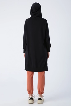 Una modelo de ropa al por mayor lleva ALL10846 - Cotton Hooded Raglan Sleeve Slit Single Jersey Tunic - Black, Túnica turco al por mayor de Allday