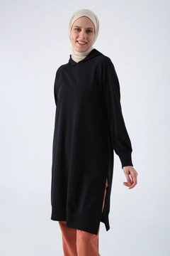 Una modelo de ropa al por mayor lleva ALL10846 - Cotton Hooded Raglan Sleeve Slit Single Jersey Tunic - Black, Túnica turco al por mayor de Allday