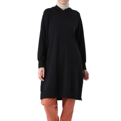 Una modella di abbigliamento all'ingrosso indossa ALL10846 - Cotton Hooded Raglan Sleeve Slit Single Jersey Tunic - Black, vendita all'ingrosso turca di Tunica di Allday