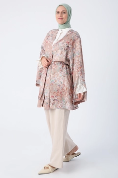 Bir model, Allday toptan giyim markasının ALL10884 - Oversized Sleeve Slit Detailed Belted Patterned Kimono - Beige-brown toptan Kimono ürününü sergiliyor.