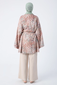 Bir model, Allday toptan giyim markasının ALL10884 - Oversized Sleeve Slit Detailed Belted Patterned Kimono - Beige-brown toptan Kimono ürününü sergiliyor.