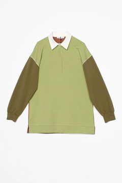 Bir model, Allday toptan giyim markasının ALL10971 - Cotton Garnish Thin Bedrock Stitched Tunic - Light Green-brown toptan Tunik ürününü sergiliyor.