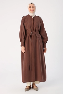 Bir model, Allday toptan giyim markasının ALL10026 - Abaya - Brown toptan Ferace ürününü sergiliyor.