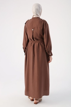 Una modelo de ropa al por mayor lleva ALL10026 - Abaya - Brown, Abaya turco al por mayor de Allday