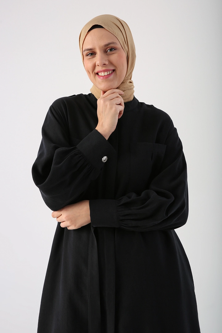 Una modella di abbigliamento all'ingrosso indossa ALL10027 - Abaya - Black, vendita all'ingrosso turca di Abaya di Allday