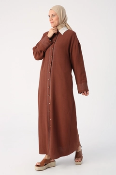 Una modella di abbigliamento all'ingrosso indossa ALL10030 - Abaya - Bitter Brown, vendita all'ingrosso turca di Abaya di Allday