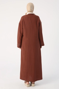 Bir model, Allday toptan giyim markasının ALL10030 - Abaya - Bitter Brown toptan Ferace ürününü sergiliyor.