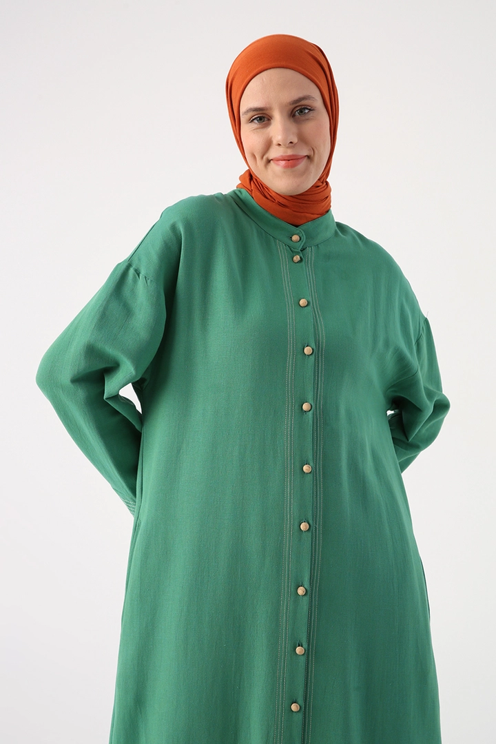 Модел на дрехи на едро носи ALL10031 - Abaya - Dark Green, турски едро Абая на Allday