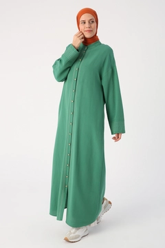Bir model, Allday toptan giyim markasının ALL10031 - Abaya - Dark Green toptan Ferace ürününü sergiliyor.