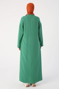 Модел на дрехи на едро носи ALL10031 - Abaya - Dark Green, турски едро Абая на Allday