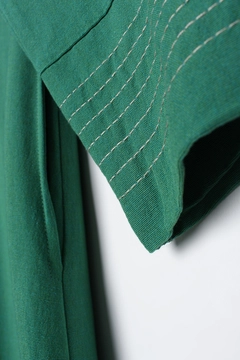 Una modella di abbigliamento all'ingrosso indossa ALL10031 - Abaya - Dark Green, vendita all'ingrosso turca di Abaya di Allday
