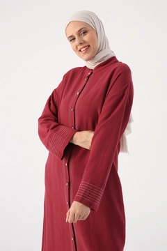 Bir model, Allday toptan giyim markasının ALL10033 - Abaya - Cherry toptan Ferace ürününü sergiliyor.