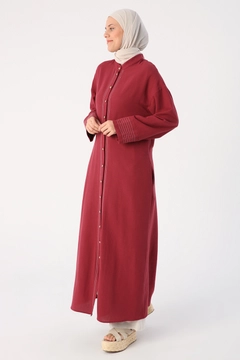 Bir model, Allday toptan giyim markasının ALL10033 - Abaya - Cherry toptan Ferace ürününü sergiliyor.