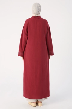 Una modelo de ropa al por mayor lleva ALL10033 - Abaya - Cherry, Abaya turco al por mayor de Allday