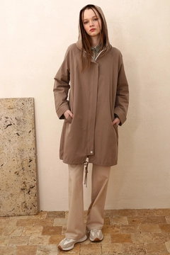 Hurtowa modelka nosi ALL10150 - Trench Coat - Mink, turecka hurtownia Trencz firmy Allday