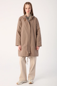 Bir model, Allday toptan giyim markasının ALL10150 - Trench Coat - Mink toptan Trençkot ürününü sergiliyor.