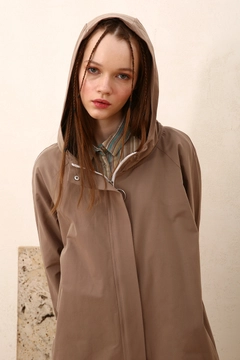 Bir model, Allday toptan giyim markasının ALL10150 - Trench Coat - Mink toptan Trençkot ürününü sergiliyor.