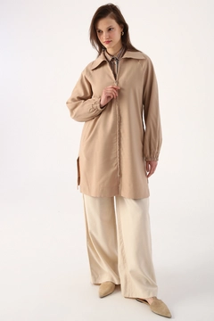 Una modelo de ropa al por mayor lleva ALL10158 - Coat - Coffee With Milk, Abrigo turco al por mayor de Allday