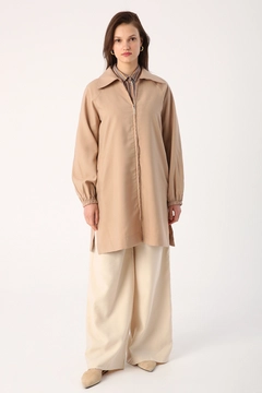 Una modella di abbigliamento all'ingrosso indossa ALL10158 - Coat - Coffee With Milk, vendita all'ingrosso turca di Cappotto di Allday