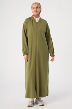 Una modelo de ropa al por mayor lleva ALL10213 - Abaya - Khaki, Abaya turco al por mayor de Allday