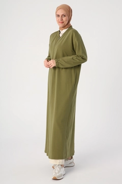 Een kledingmodel uit de groothandel draagt ALL10213 - Abaya - Khaki, Turkse groothandel Abaya van Allday