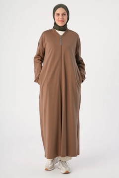Ένα μοντέλο χονδρικής πώλησης ρούχων φοράει ALL10214 - Abaya - Brown, τούρκικο Αμπάγια χονδρικής πώλησης από Allday