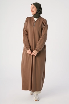 Een kledingmodel uit de groothandel draagt ALL10214 - Abaya - Brown, Turkse groothandel Abaya van Allday