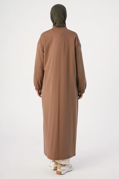 Bir model, Allday toptan giyim markasının ALL10214 - Abaya - Brown toptan Ferace ürününü sergiliyor.