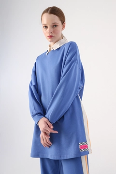 Bir model, Allday toptan giyim markasının ALL10223 - Tracksuit Set - Parlement toptan Eşofman Takımı ürününü sergiliyor.