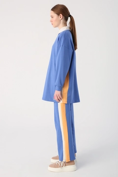 Bir model, Allday toptan giyim markasının ALL10223 - Tracksuit Set - Parlement toptan Eşofman Takımı ürününü sergiliyor.