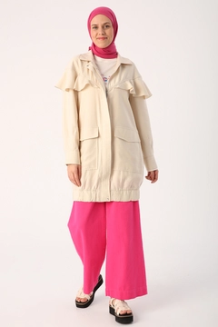 Een kledingmodel uit de groothandel draagt ALL10297 - Zippered Cap - Stone Color, Turkse groothandel Jas van Allday