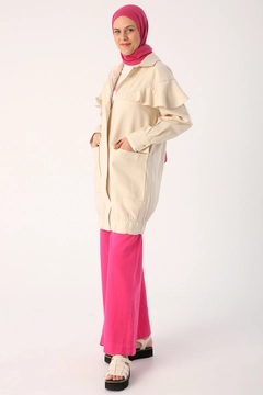 Una modelo de ropa al por mayor lleva ALL10297 - Zippered Cap - Stone Color, Abrigo turco al por mayor de Allday