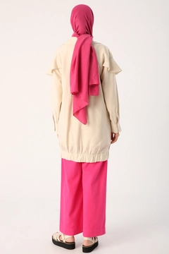 Ein Bekleidungsmodell aus dem Großhandel trägt ALL10297 - Zippered Cap - Stone Color, türkischer Großhandel Mantel von Allday