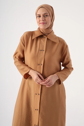A model wears ALL10314 - Abaya - Dark Beige, wholesale Abaya of Allday to display at Lonca