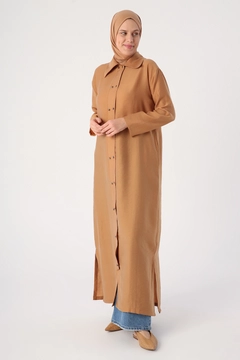 Bir model, Allday toptan giyim markasının ALL10314 - Abaya - Dark Beige toptan Ferace ürününü sergiliyor.