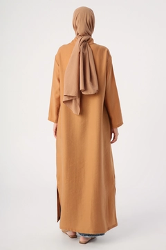 Un mannequin de vêtements en gros porte ALL10314 - Abaya - Dark Beige, Abaya en gros de Allday en provenance de Turquie