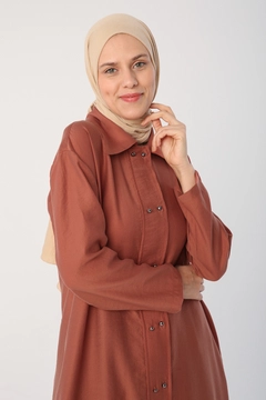 Una modella di abbigliamento all'ingrosso indossa ALL10317 - Abaya - Cinnamon, vendita all'ingrosso turca di Abaya di Allday