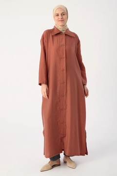 Bir model, Allday toptan giyim markasının ALL10317 - Abaya - Cinnamon toptan Ferace ürününü sergiliyor.