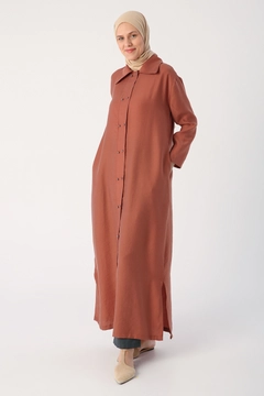 Una modelo de ropa al por mayor lleva ALL10317 - Abaya - Cinnamon, Abaya turco al por mayor de Allday