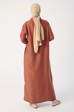 Una modella di abbigliamento all'ingrosso indossa ALL10317 - Abaya - Cinnamon, vendita all'ingrosso turca di Abaya di Allday