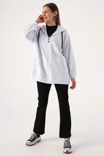 Ein Bekleidungsmodell aus dem Großhandel trägt  Sweatjacke - Weiß
, türkischer Großhandel Kapuzenpulli von Allday