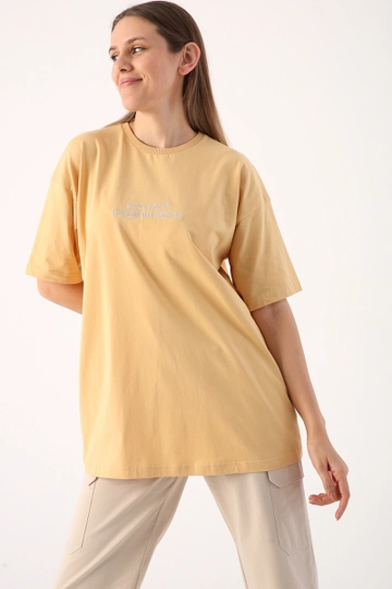 A wholesale clothing model wears  T-shirt - Yellow
, Turkish wholesale  of Allday