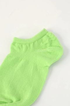 Een kledingmodel uit de groothandel draagt ALL11402 - Set Of 3 Socks - Fuchsia & Green & Lilac, Turkse groothandel Sokken van Allday