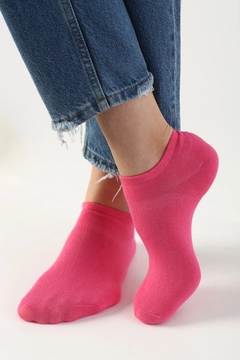 Bir model, Allday toptan giyim markasının ALL11402 - Set Of 3 Socks - Fuchsia & Green & Lilac toptan Çorap ürününü sergiliyor.