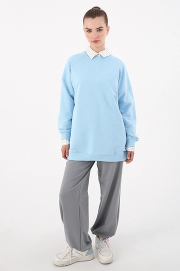 Un mannequin de vêtements en gros porte  Tunique Sweat Coupe Confortable Détail Accessoire Col Ouvert - Bleu
, Sweat-Shirt en gros de Allday en provenance de Turquie