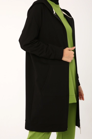 Ένα μοντέλο χονδρικής πώλησης ρούχων φοράει  Ζακέτα Ιδρώτα Με Φερμουάρ - Μαύρη
, τούρκικο Ζακέτα χονδρικής πώλησης από Allday