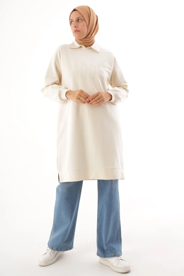 Bir model, Allday toptan giyim markasının  Mode Nakışlı Örme Tunik - Ekru
 toptan Tunik ürününü sergiliyor.