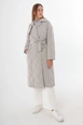 Ein Bekleidungsmodell aus dem Großhandel trägt all11770-quilted-coat-with-snap-fastener-belt-stone-color, türkischer Großhandel  von 
