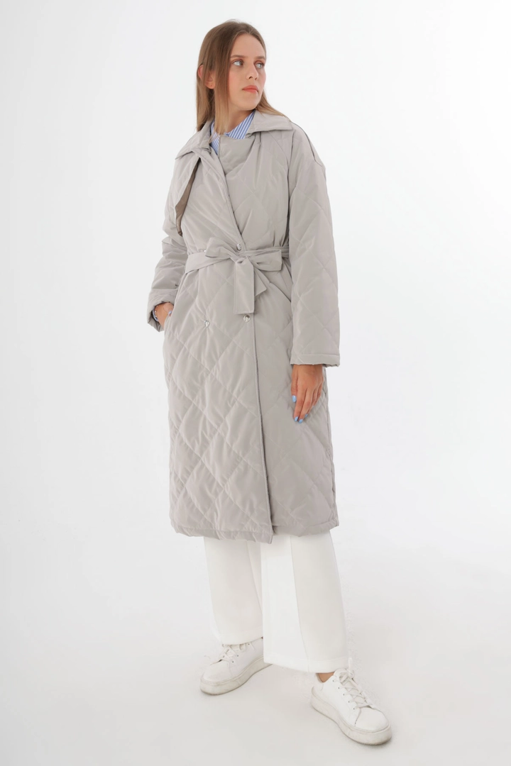 Ένα μοντέλο χονδρικής πώλησης ρούχων φοράει all11770-quilted-coat-with-snap-fastener-belt-stone-color, τούρκικο Σακάκι χονδρικής πώλησης από Allday